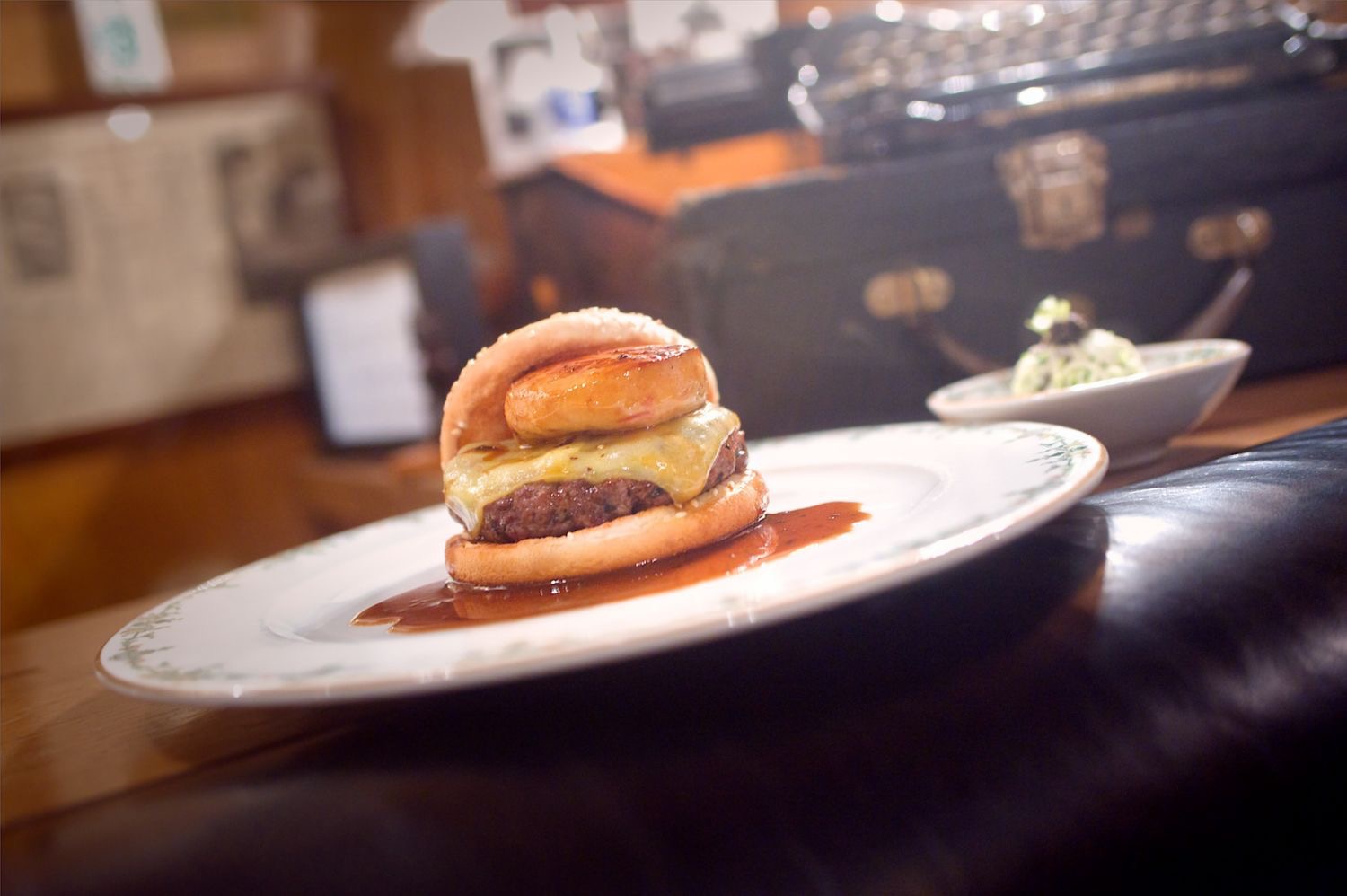 Cheeseburger "Ritz Royal" au Wagyu truffé, foie gras et Comté millésimé